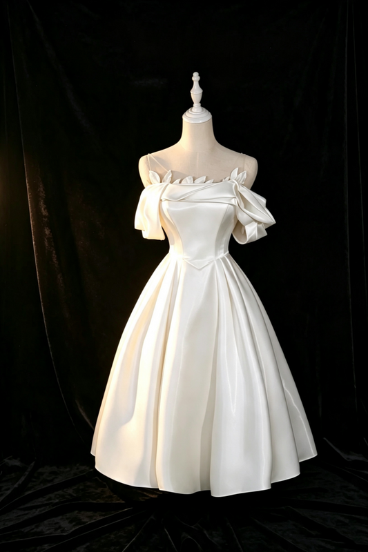 Weißes schulterfreies Midi-Kleid aus Satin mit 3D-Blatt-Detail für Elopement/Hochzeitsfeier F0013
