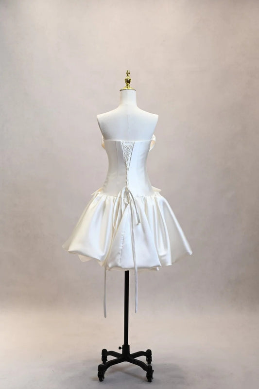Weißes schulterfreies Homecoming-Minikleid aus Satin mit großem 3D-Bogen, bauschigem kurzem Hochzeits-Cocktailkleid F0016