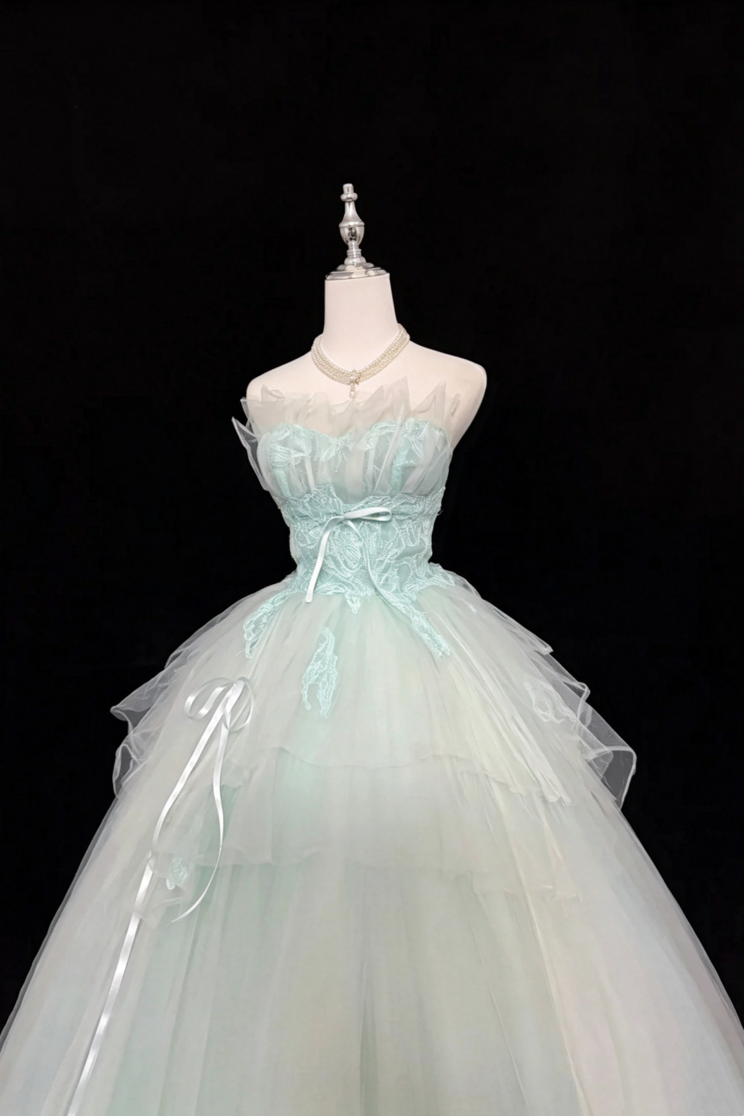 Trägerloses Ballkleid aus Spitze und Tüll mit Satinbandschleifen F0080