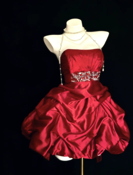 Burgundrotes Satin-Neckholder-Heimkehrkleid mit Strass-Taille und gerafftem kurzem Partykleid F0019