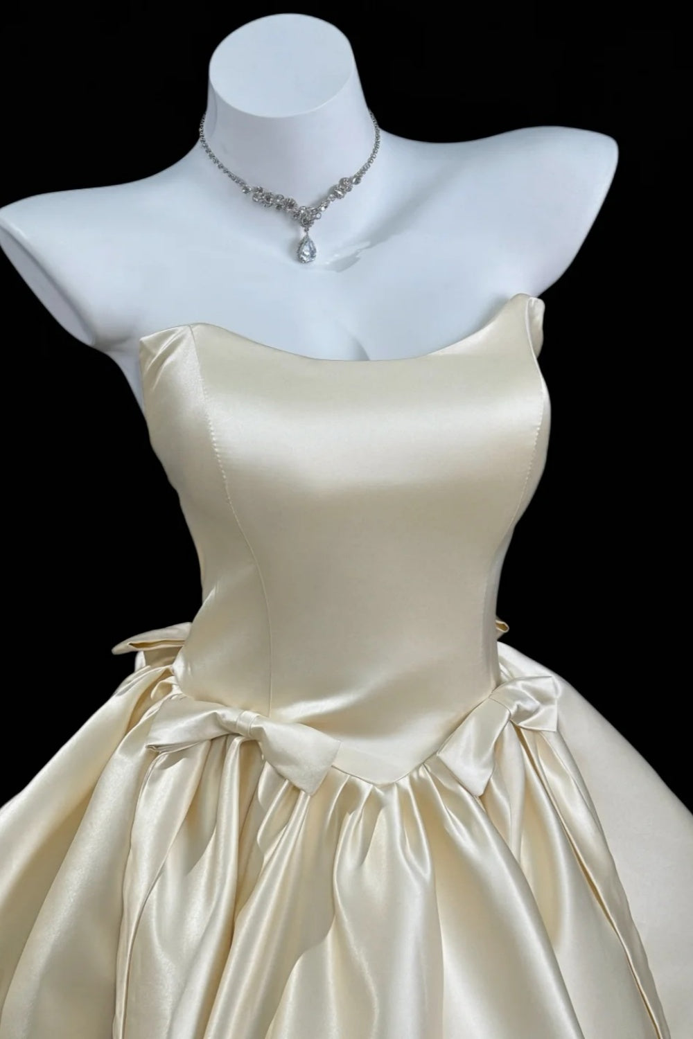 Festliches Kleid Cremefarben Satin schulterfrei Individuelles Abschlussball Feen-Stil Minikleid Blumenmuster048