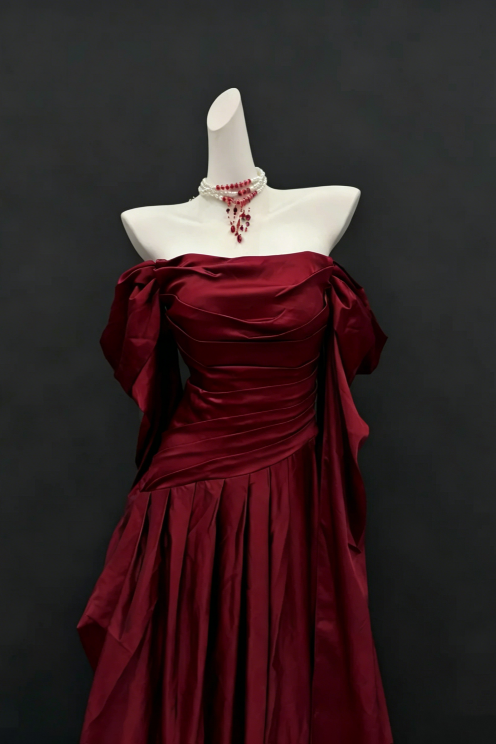 Burgunderrotes Satin-Off-Shoulder-Kleid mit Schleppe, geraffter Taille und fließenden Ärmeln, luxuriöses Abendkleid Floral031