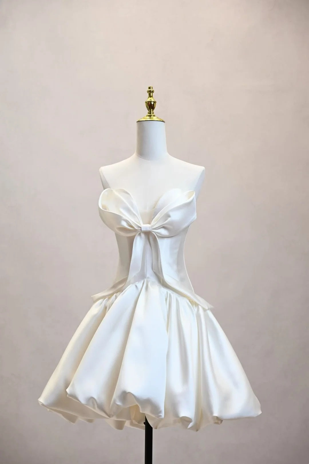 Weißes schulterfreies Homecoming-Minikleid aus Satin mit großem 3D-Bogen, bauschigem kurzem Hochzeits-Cocktailkleid F0016