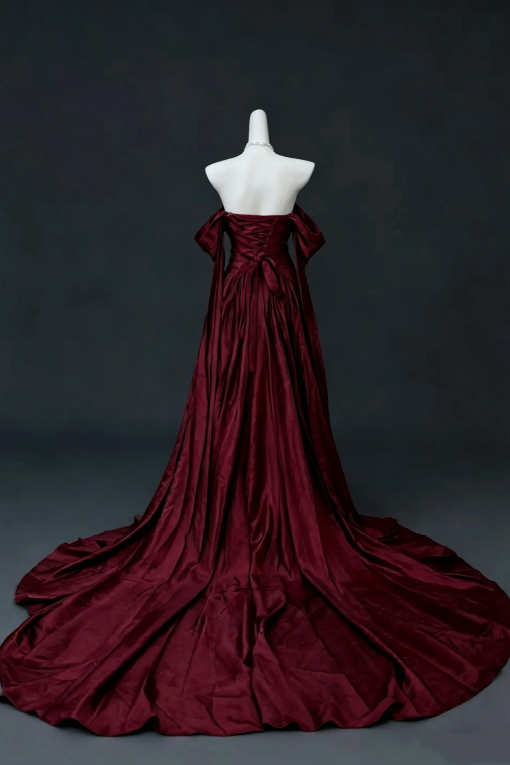 Burgunderrotes Satin-Off-Shoulder-Kleid mit Schleppe, geraffter Taille und fließenden Ärmeln, luxuriöses Abendkleid Floral031