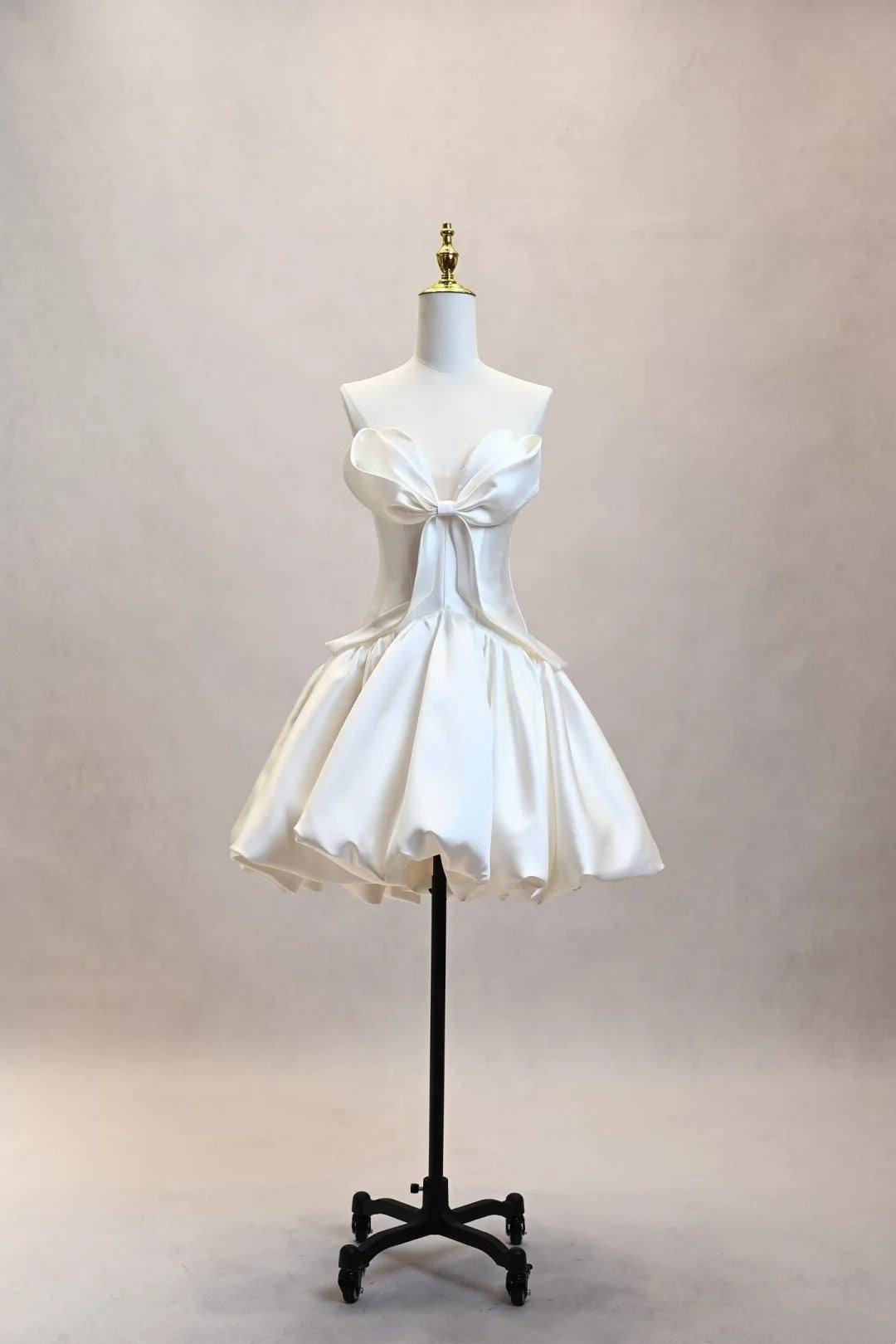 Weißes schulterfreies Homecoming-Minikleid aus Satin mit großem 3D-Bogen, bauschigem kurzem Hochzeits-Cocktailkleid F0016