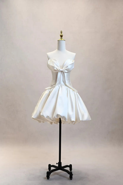 Weißes schulterfreies Homecoming-Minikleid aus Satin mit großem 3D-Bogen, bauschigem kurzem Hochzeits-Cocktailkleid F0016