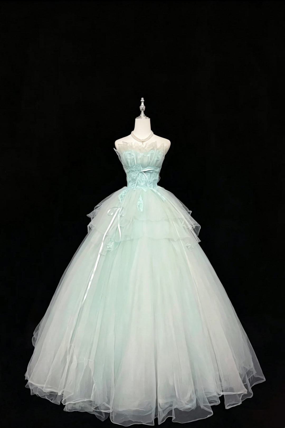 Trägerloses Ballkleid aus Spitze und Tüll mit Satinbandschleifen F0080