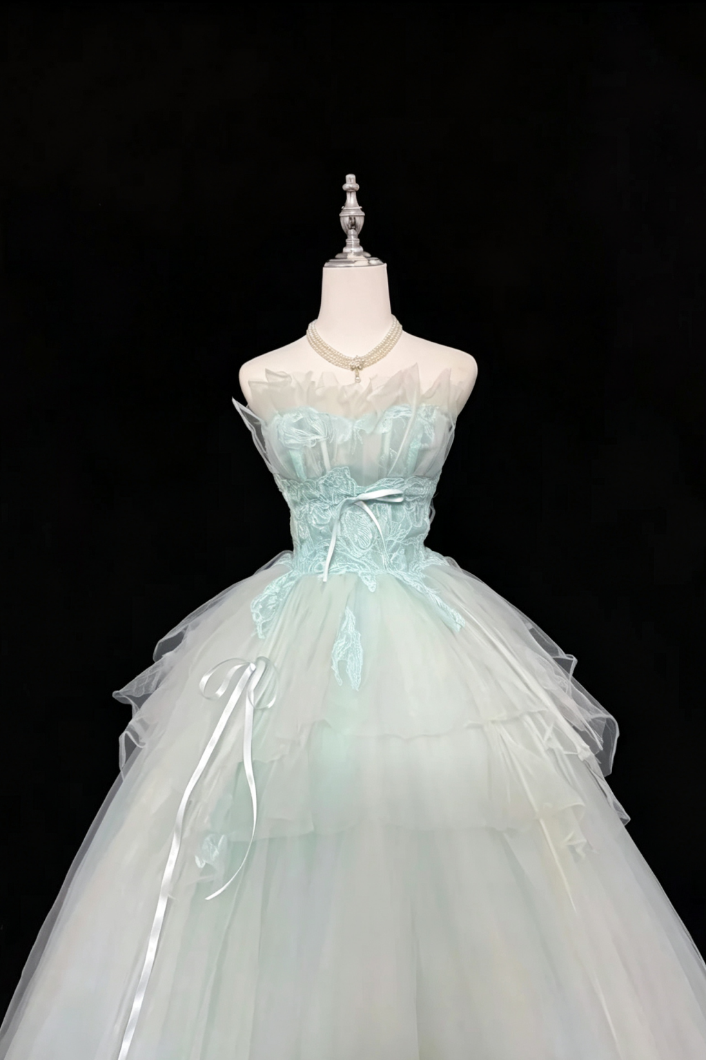 Trägerloses Ballkleid aus Spitze und Tüll mit Satinbandschleifen F0080