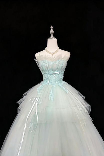 Trägerloses Ballkleid aus Spitze und Tüll mit Satinbandschleifen F0080