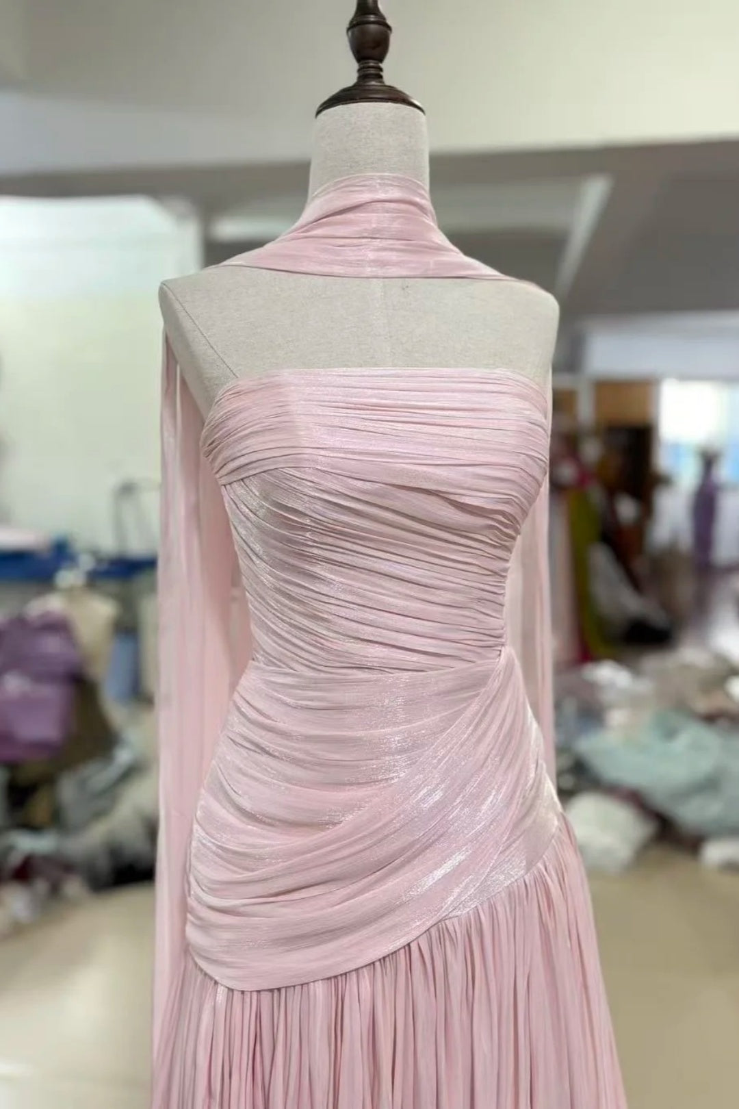 Staubrosa schimmerndes Chiffon-Ballkleid Neckholder Cape Ärmel Schnürung Rücken Langes Abendkleid F0027