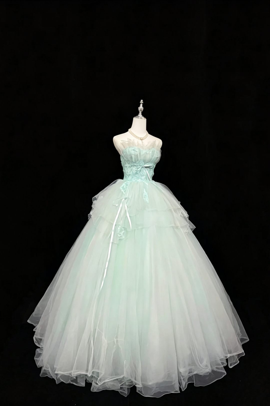 Trägerloses Ballkleid aus Spitze und Tüll mit Satinbandschleifen F0080