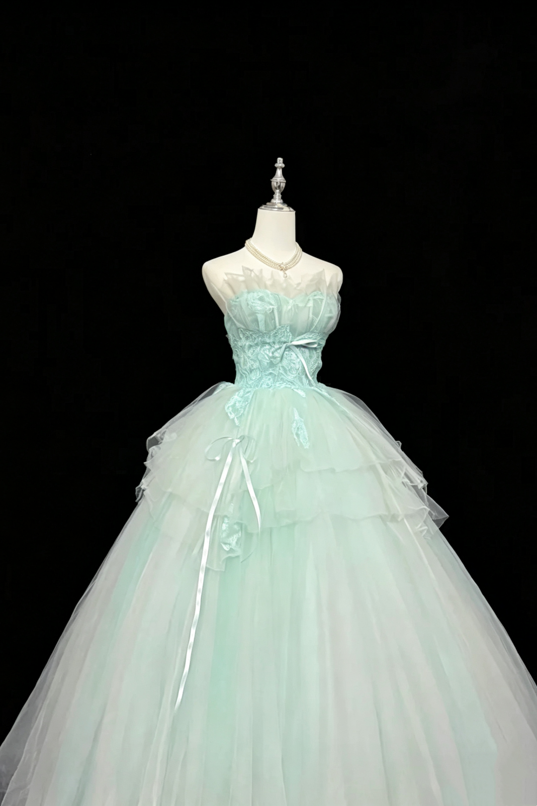 Trägerloses Ballkleid aus Spitze und Tüll mit Satinbandschleifen F0080