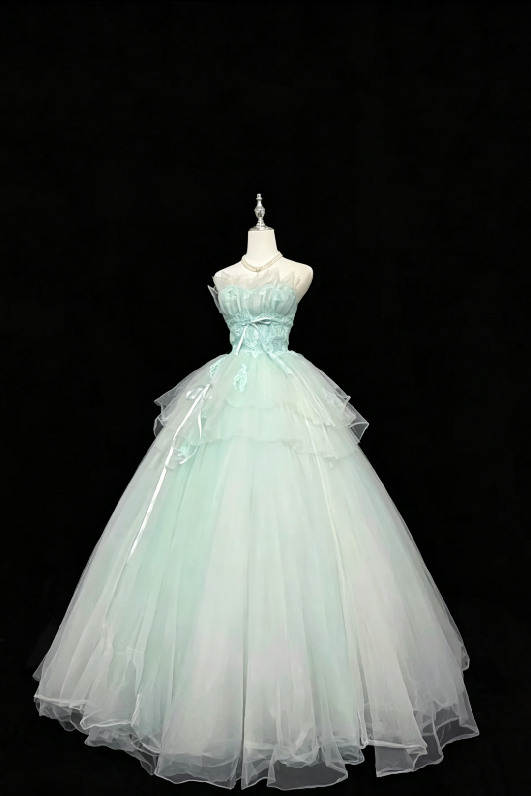 Trägerloses Ballkleid aus Spitze und Tüll mit Satinbandschleifen F0080