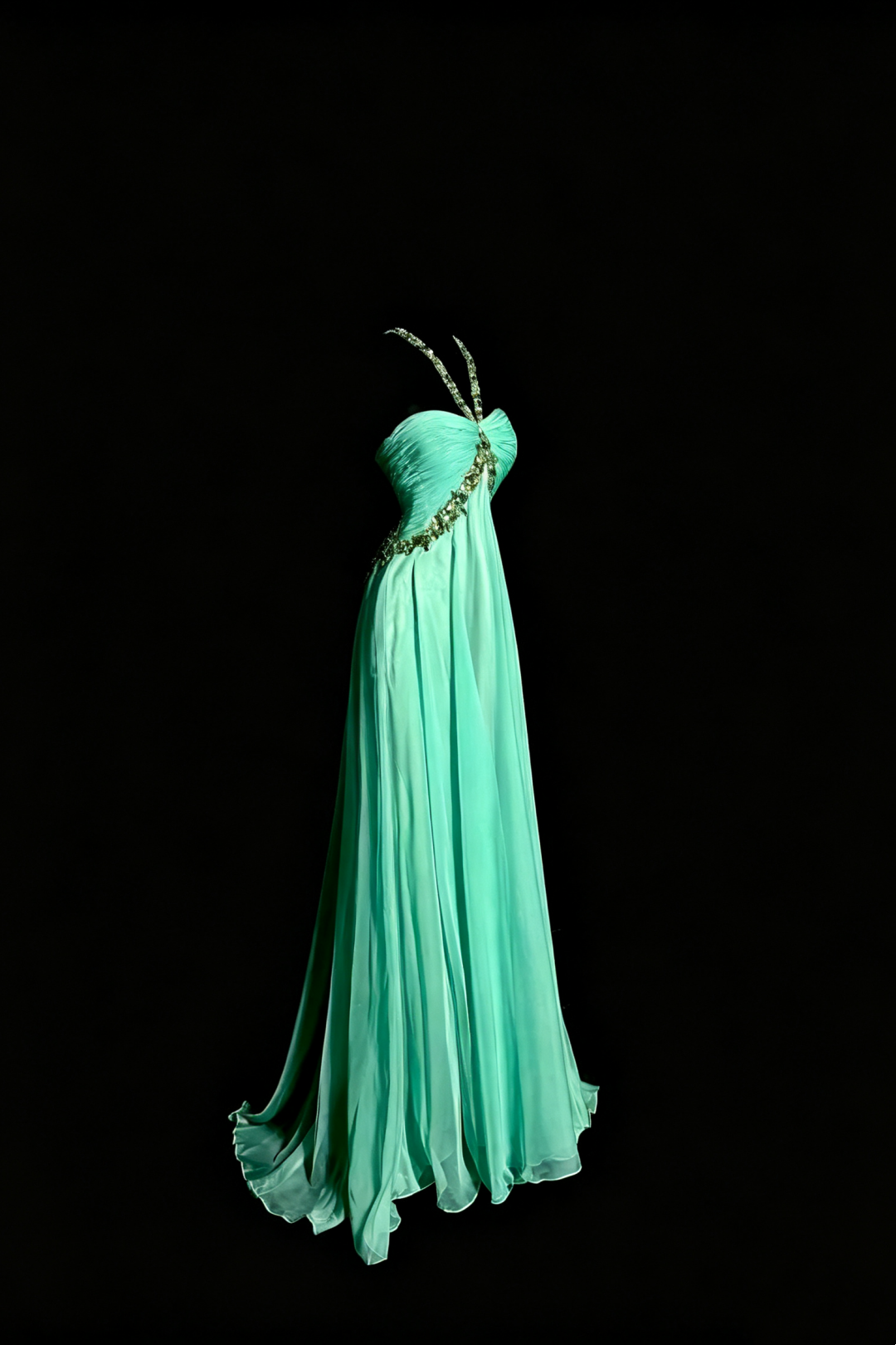 Elfenhafte Chiffon-Abendrobe in Minze, Perlenbesticktes Neckholder-Kleid mit Raffung und offenem Rücken F0041