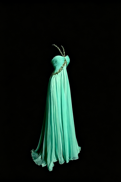 Elfenhafte Chiffon-Abendrobe in Minze, Perlenbesticktes Neckholder-Kleid mit Raffung und offenem Rücken F0041