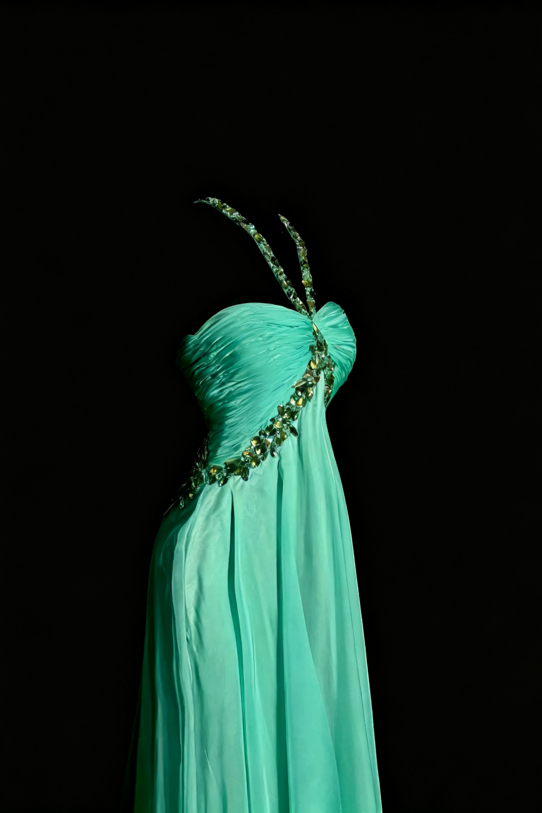Elfenhafte Chiffon-Abendrobe in Minze, Perlenbesticktes Neckholder-Kleid mit Raffung und offenem Rücken F0041