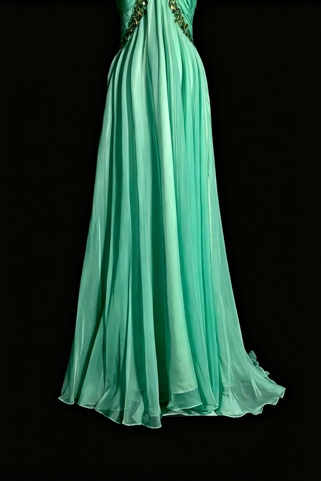 Elfenhafte Chiffon-Abendrobe in Minze, Perlenbesticktes Neckholder-Kleid mit Raffung und offenem Rücken F0041