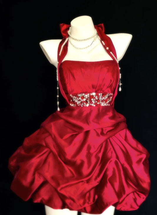 Burgundrotes Satin-Neckholder-Heimkehrkleid mit Strass-Taille und gerafftem kurzem Partykleid F0019