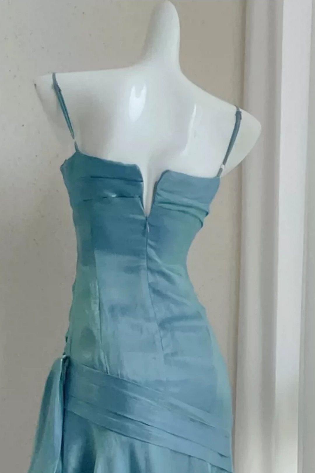 Mermaid-Inspired Coming-of-Age Blue Gown – Premium, Sophisticated Spaghetti-Strap Dress L001