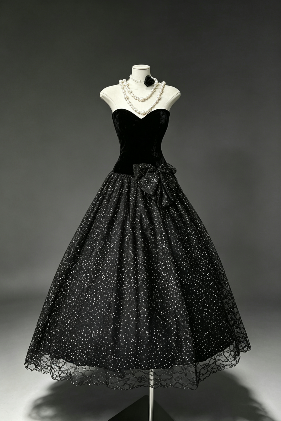 Trägerloses Midikleid im Hepburn-Stil für den Abschlussball, Samtmieder mit Glitzer-Tüllrock und auffälliger Taillenschleife F0044