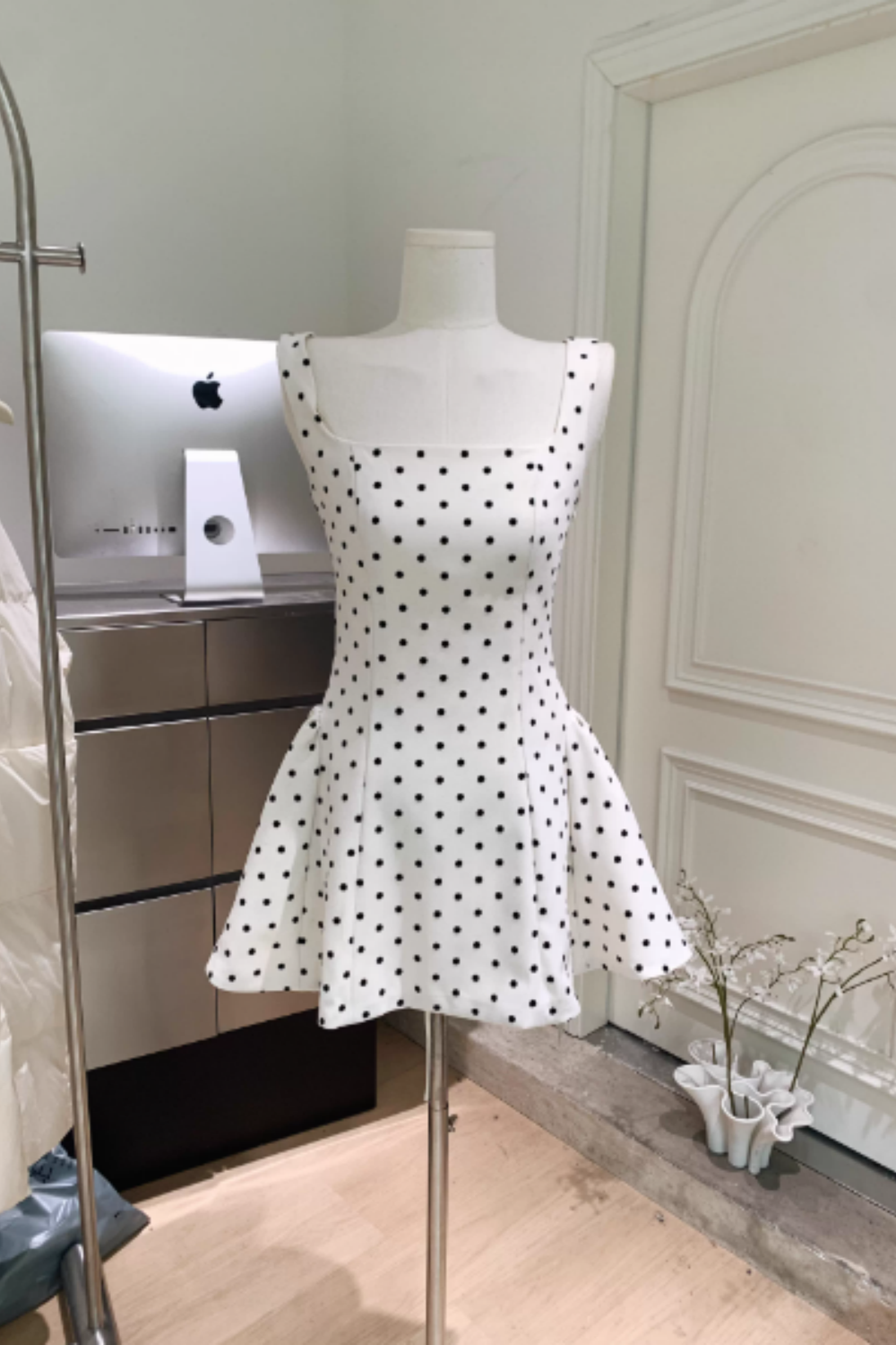 Weißes Tupfenkleid, eleganter Stil, bauschiger kurzer Rock, modisches Damenkleid 008
