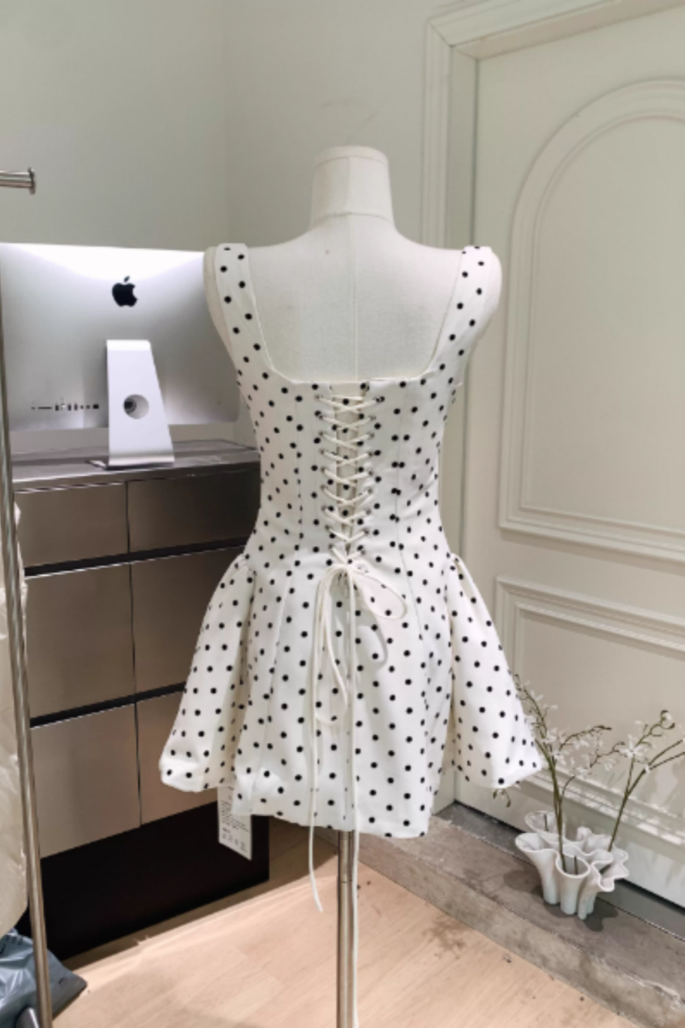 Weißes Tupfenkleid, eleganter Stil, bauschiger kurzer Rock, modisches Damenkleid 008