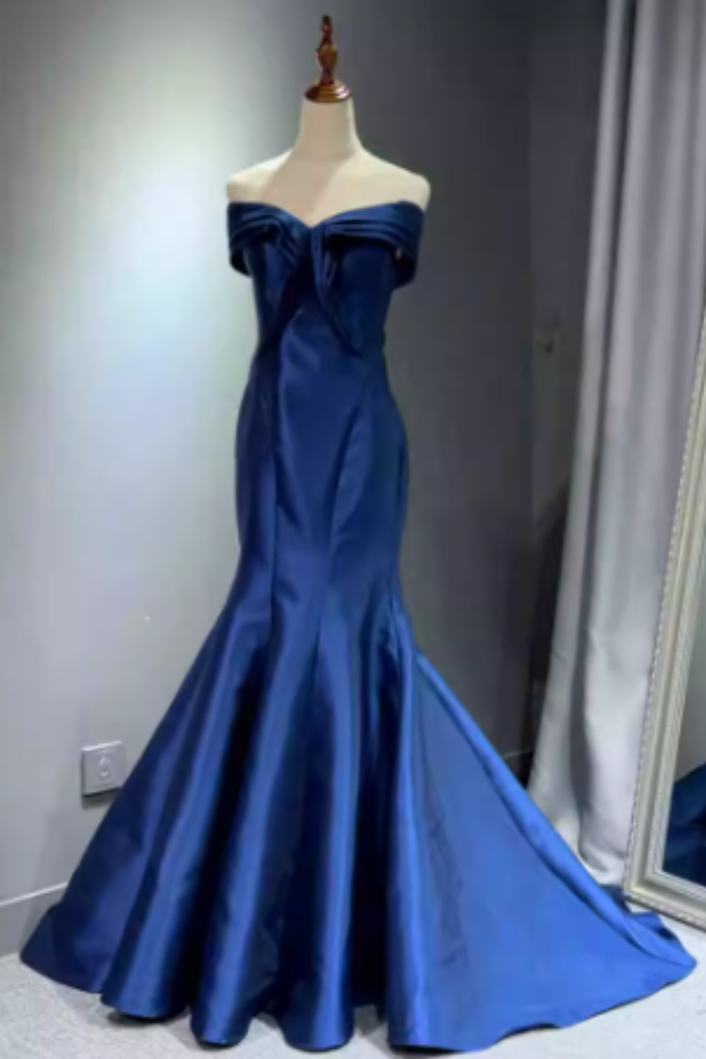 Königsblaues Satin-Meerjungfrauen-Ballkleid mitCarmen-Ausschnitt, Schnürung am Rücken, formelles Abendkleid mit Schleppe Floral-08