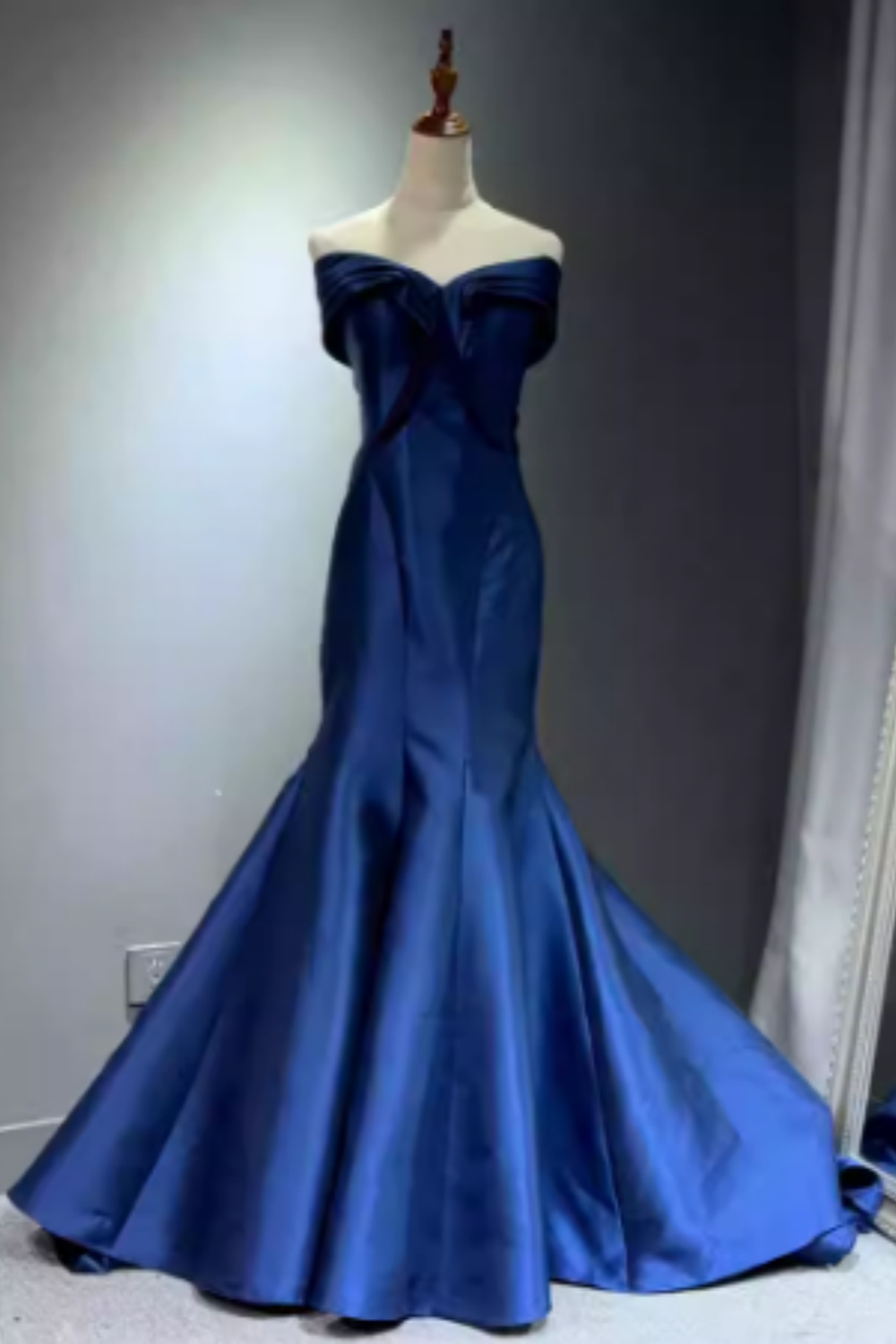 Königsblaues Satin-Meerjungfrauen-Ballkleid mitCarmen-Ausschnitt, Schnürung am Rücken, formelles Abendkleid mit Schleppe Floral-08