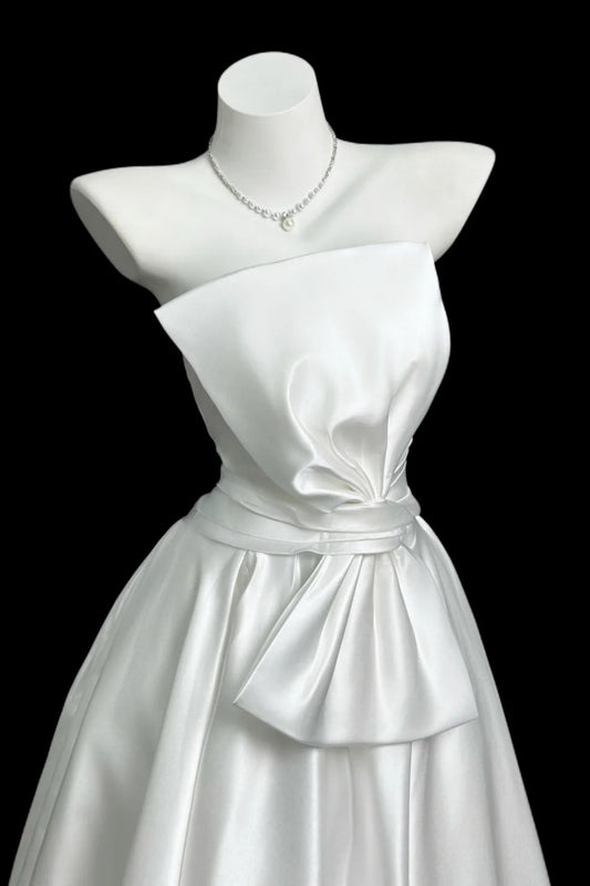 Formelles Abendkleid aus weißem Satin, trägerloses, langes Kleid mit großer Schleife an der Taille F0062